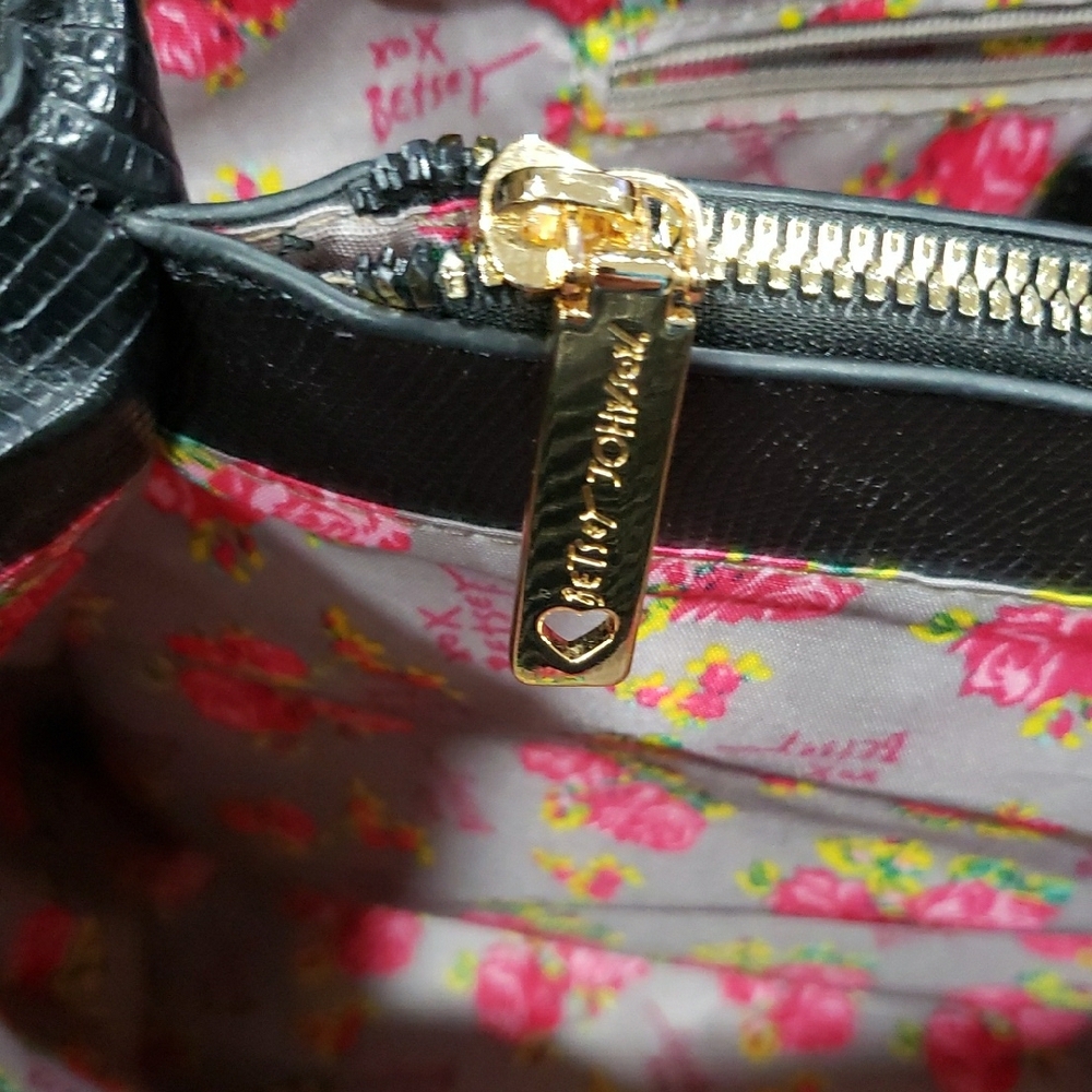 Black Heart-Embellished Women's Bag - Picture 8 of 9